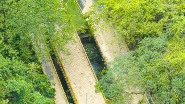 Una pared de la residencia diplomática de la Embajada de EE. UU. colapsó por las lluvias en Santo Domingo. Autoridades evalúan los daños estructurales.