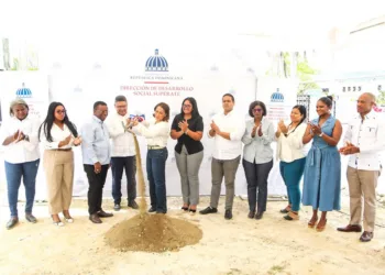1. Directora general de supérate, mayra jiménez, junto al viceministro alexis cruz, el alcalde de el comendador liriano morillo y autoridades locales, quienes dejaron iniciados los trabajos de la construcci. Png