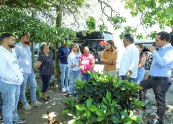 Supérate visita comunidades afectadas por lluvias en la vega; coordina apoyo para familias