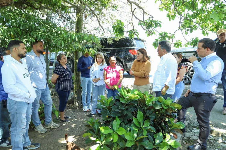 Supérate visita comunidades afectadas por lluvias en la vega; coordina apoyo para familias