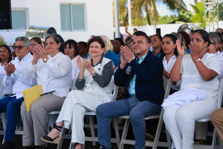 Raquel peña inaugura remozamiento del hospital elupina cordero en sabana de la mar