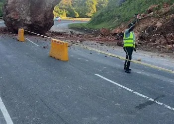 Digesett informa sobre desprendimiento de roca en la autopista del nordeste