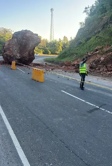 Digesett informa sobre desprendimiento de roca en la autopista del nordeste