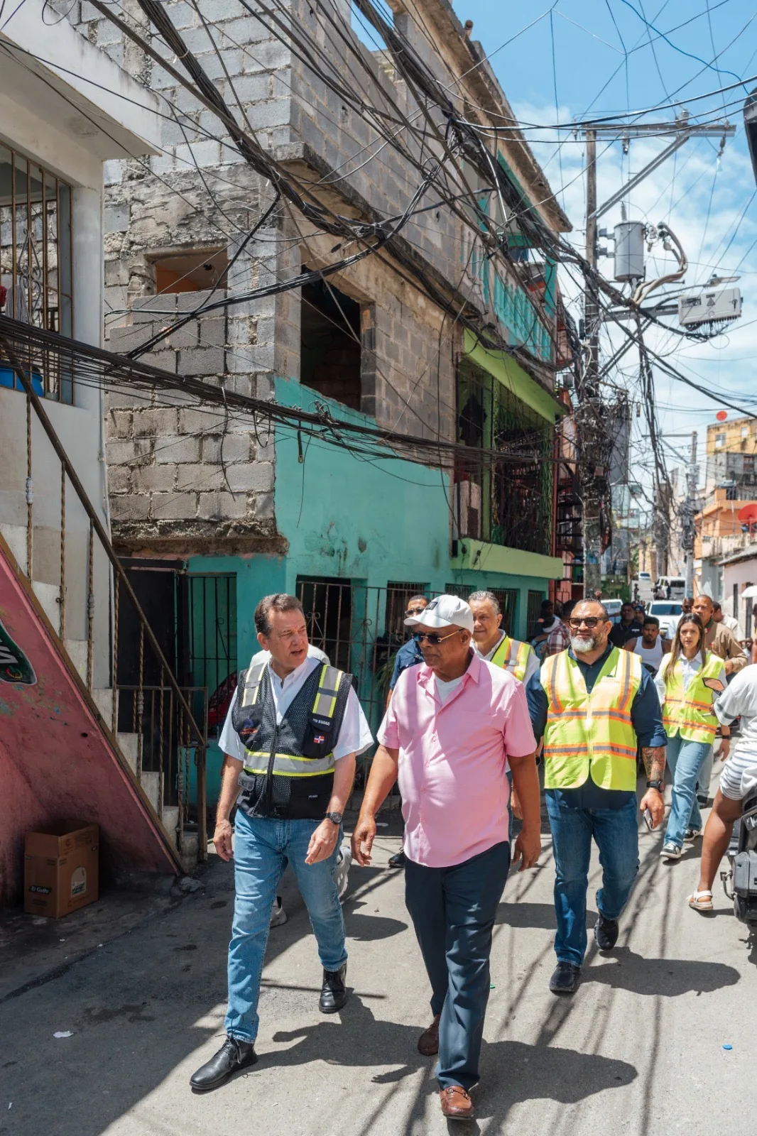 Familias de cristo rey y san carlos reciben apoyo del mivhed con reparación de viviendas