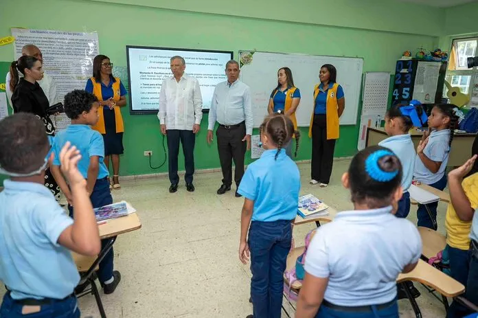 Aguilera destaca impacto social y comunitario del club mauricio báez durante visita