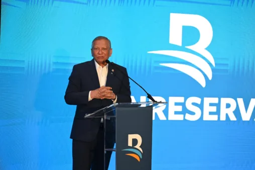 El presidente ejecutivo de banreservas, leonardo aguilera, habla enel lanzamiento de la campaña institucional de los juegos
centroamericanos y del caribe 2026.