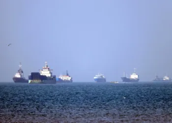 Ee uu amenaza a irán con fuego «devastador» en el estrecho de ormuz