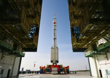 China envía un astronauta al espacio para un año en su camino a la luna