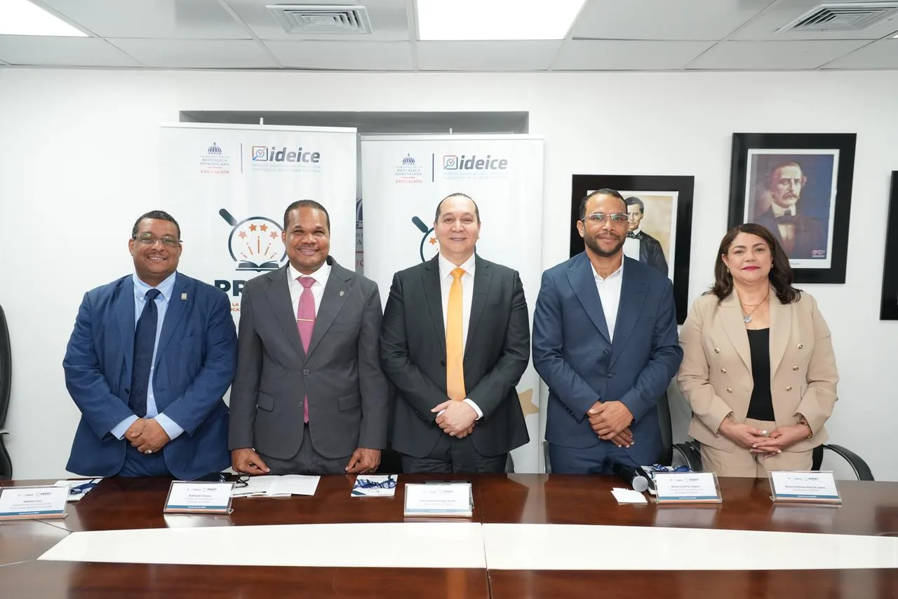 Desde la izquierda, modesto cruz, radhamés silverio, doctor jesús andújar avilés, adrián gutiérrez y deyanira matrillé durante la rueda de prensa.