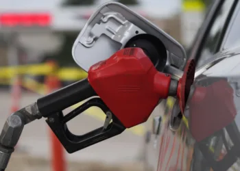 Aumento de gasolina impulsa el gasto de los estadounidenses en abril