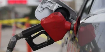 Aumento de gasolina impulsa el gasto de los estadounidenses en abril