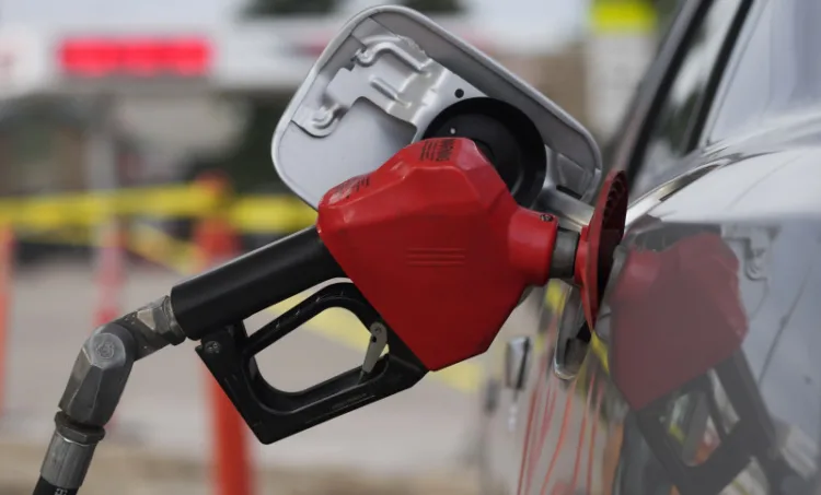 Aumento de gasolina impulsa el gasto de los estadounidenses en abril