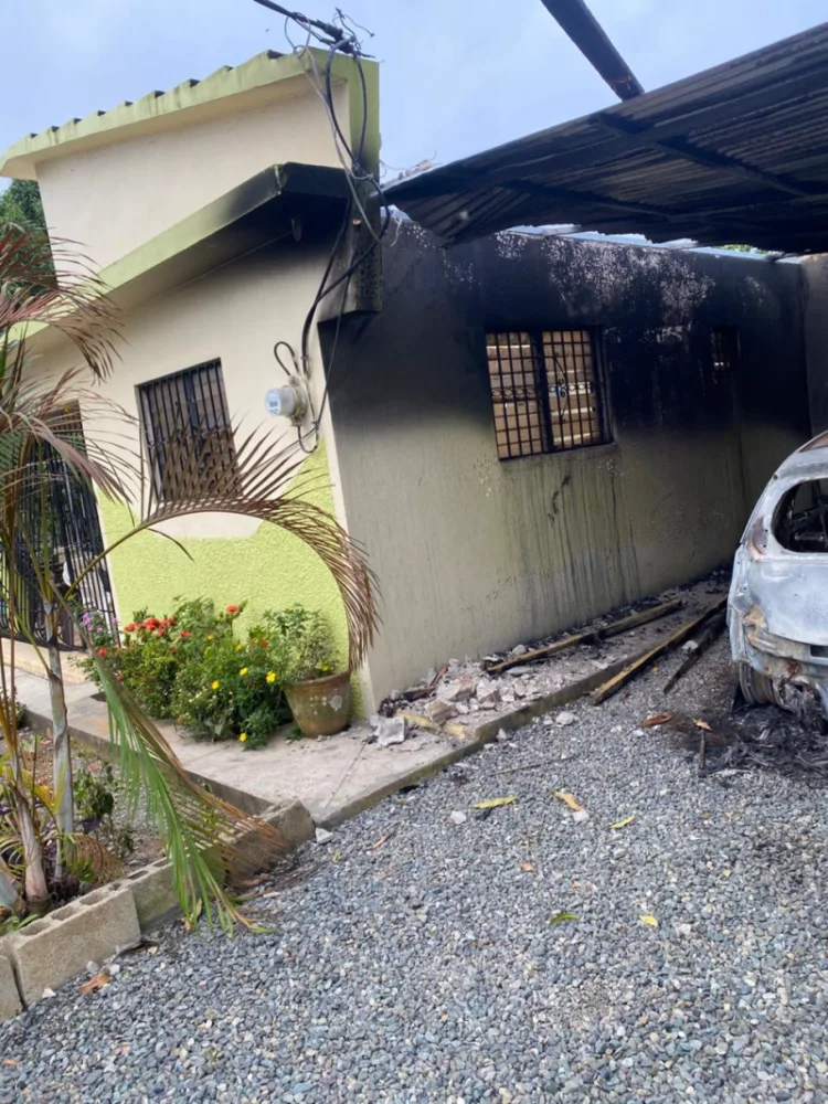 Encapuchado incendia vivienda con familia dentro en la vega