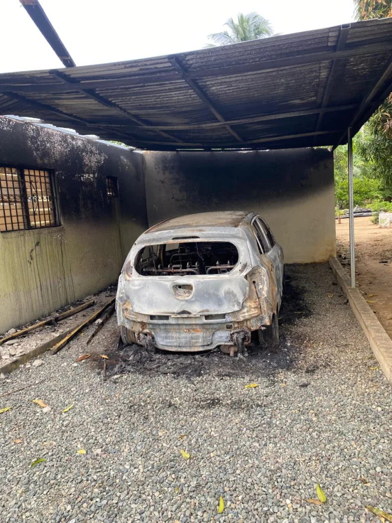 El hombre lanzó una botella con gasolina prendida al vehículo que se encontraba parqueado en la casa, provocando así el incendio. Ld.
