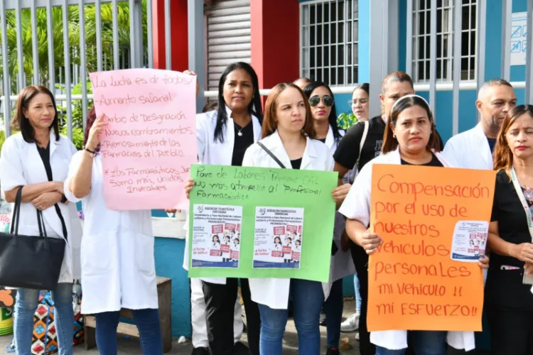 Farmacéuticos de farmacias del pueblo realizan paro por 48 horas en demanda de aumento salarial