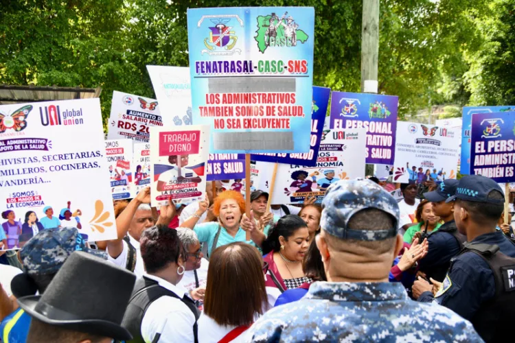 Personal administrativo de salud protesta por aumento salarial y pensiones