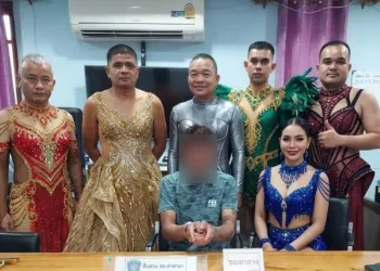 ¿por qué estos policías se vistieron de bailarinas sexis?