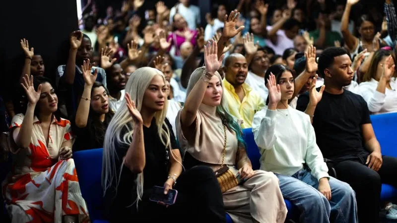 Alexandra mvp y su hija, charlotte fernández asistieron juntas a la iglesia zona de milagros, donde la adolescente recibió una emotiva oración del pastor con la cual terminó llorando.