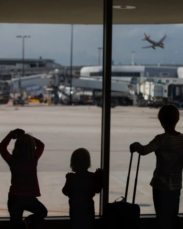 Aunque no especificaron el tiempo que tardarían los padres en recibir el documento que deben presentar en el aeropuerto, las autoridades gubernamentales aseguraron la agilidad que permitiría el nuevo procedimiento.