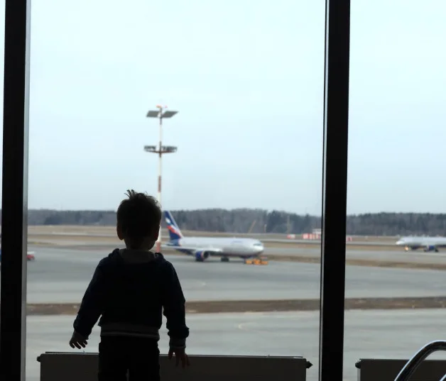 Migración tardaba hasta dos semanas en algunos meses del año para entregarle la autorización a los padres. Fuente externa