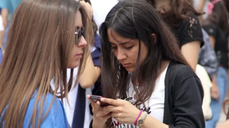 Alumnos mejoran sueño y salud mental tras dejar el móvil