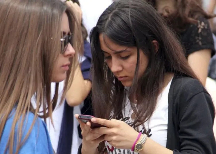 Alumnos mejoran sueño y salud mental tras dejar el móvil