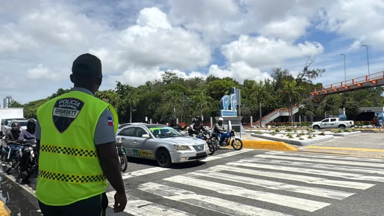 Digesett ubica agentes en las cuatro esquinas de intersecciones para fortalecer seguridad vial
