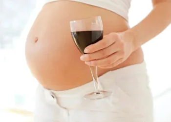 Nacer en grados: documental alerta sobre alcohol y embarazo