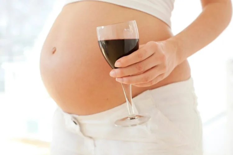 Nacer en grados: documental alerta sobre alcohol y embarazo