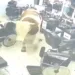 Un toro desata el pánico al irrumpir en una barbería en estambul