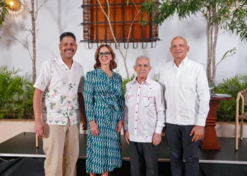 De izquierda a derecha, los señores yohan núñez, carmen rita cordero, bolívar troncoso y josé enrique del monte.