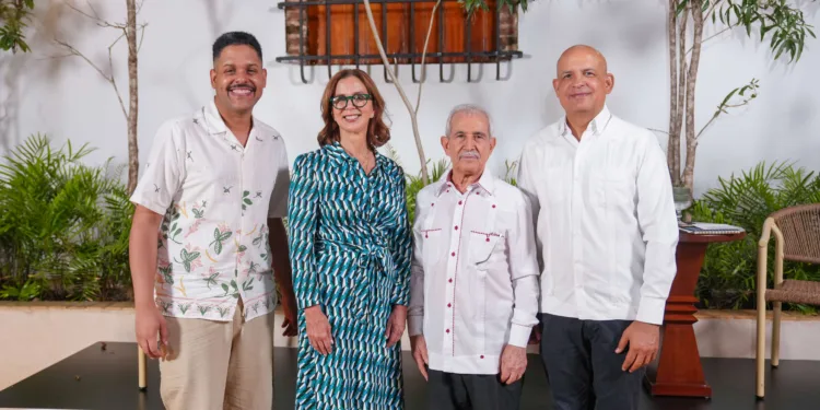De izquierda a derecha, los señores yohan núñez, carmen rita cordero, bolívar troncoso y josé enrique del monte.