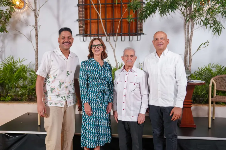 De izquierda a derecha, los señores yohan núñez, carmen rita cordero, bolívar troncoso y josé enrique del monte.