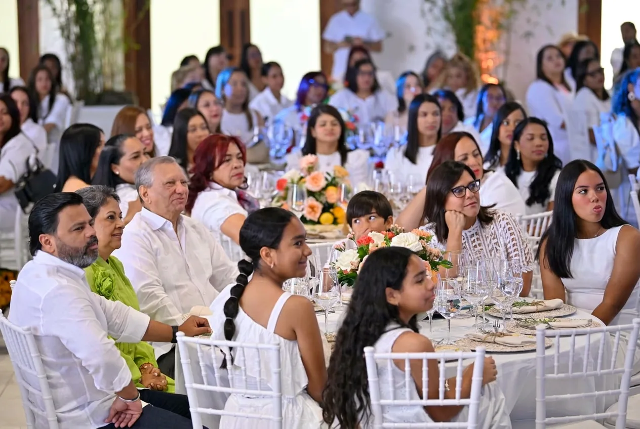 Doctora carmen alicia junto a su familia, el presidente de banreservas y demas invitados