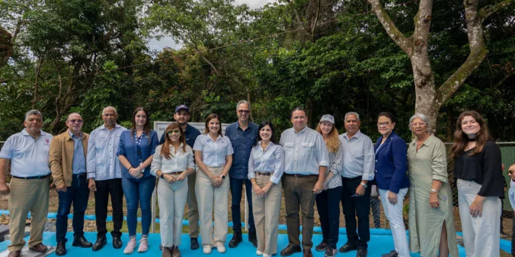 La inauguración contó con representantes del fondo agua yaque del norte (fayn), plan sierra, la agencia francesa de desarrollo (afd), autoridades municipales, líderes comunitarios y ejecutivos del grupo popular y la fundación popular.