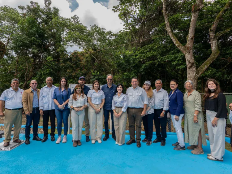 La inauguración contó con representantes del fondo agua yaque del norte (fayn), plan sierra, la agencia francesa de desarrollo (afd), autoridades municipales, líderes comunitarios y ejecutivos del grupo popular y la fundación popular.