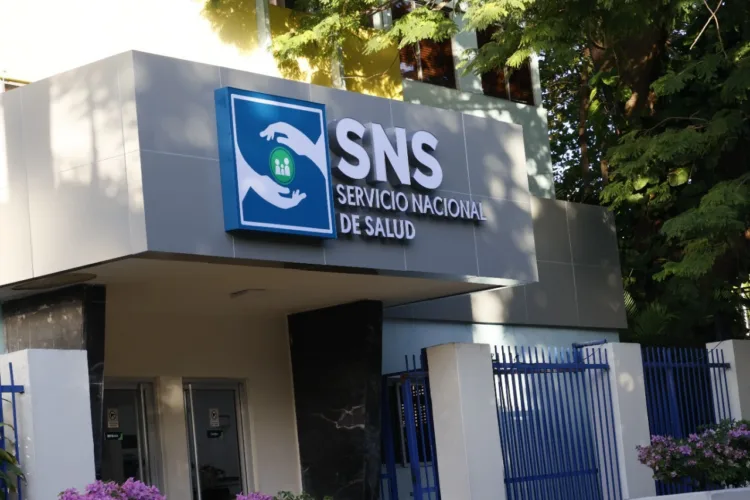 Sns ordena retirar equipos privados de hospitales y elimina contratos externos en la red pública