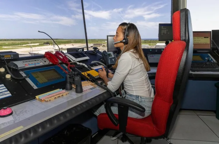 Idac abre concurso público para capacitar a controladores de aeródromos