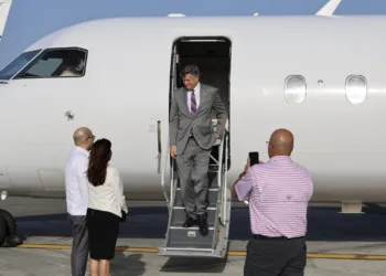 Subsecretario de estado de ee. Uu. Christopher landau llega al país en visita oficial
