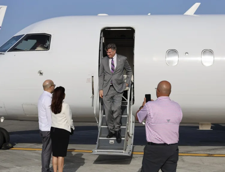 Subsecretario de estado de ee. Uu. Christopher landau llega al país en visita oficial