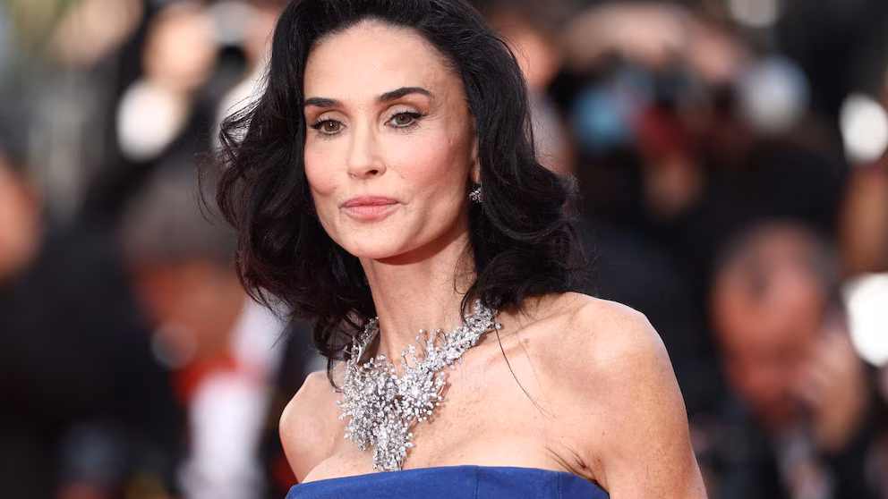 Demi moore le dijo adiós a su característico cabello lacio y largo
