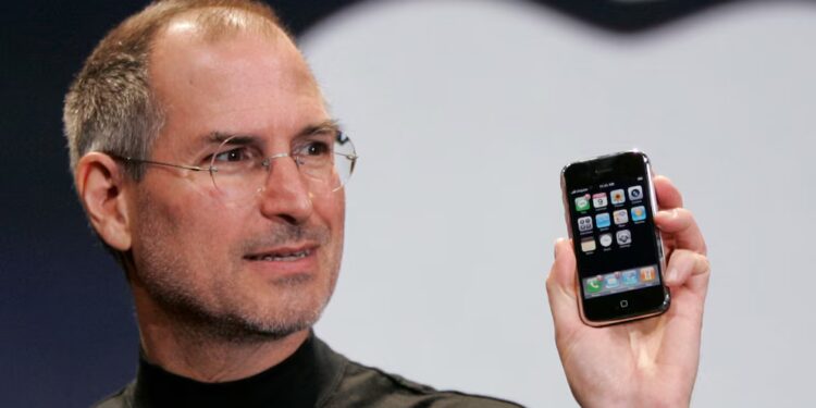 La frase que jobs pronunció ese día lleva dos décadas circulando en oficinas, redes sociales y camisetas. (ap foto/paul sakuma)