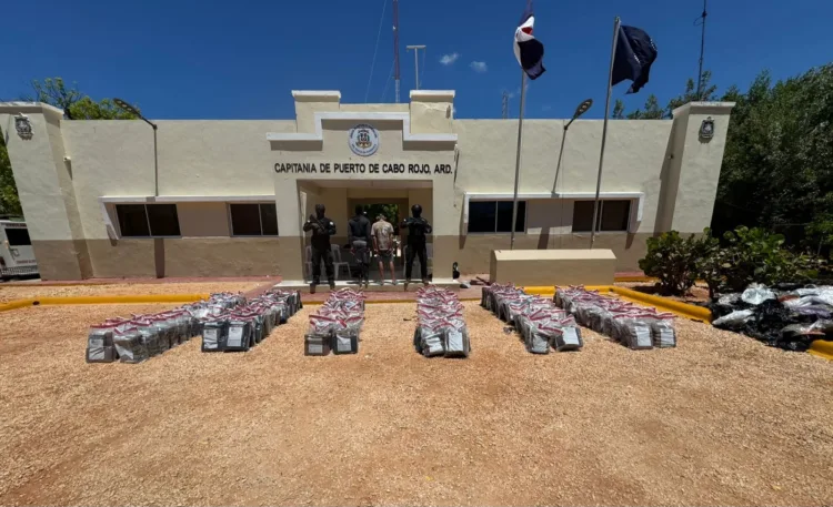 Dncd incauta 1,295 paquetes de presunta droga en costas de pedernales