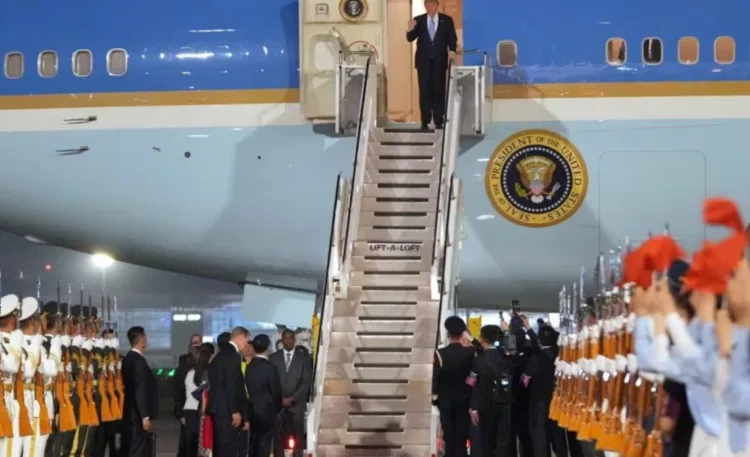 Donald trump llega a pekín para su segunda visita a china desde 2017