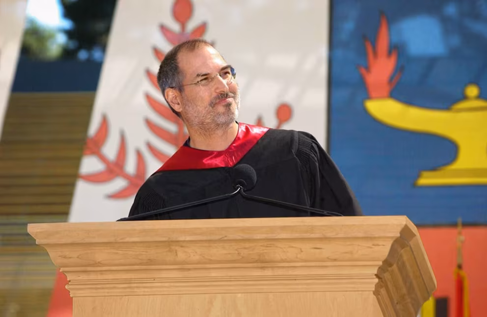 El discurso de steve jobs en stanford en 2005 se convirtió en un manifiesto sobre la vida, la muerte y el propósito en la era digital. (foto: archivo de steve jobs)