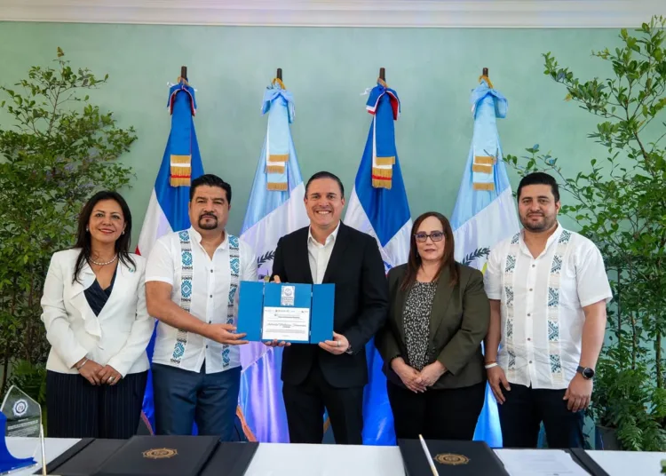 Apordom y comisión portuaria de guatemala firman acuerdo para fortalecer la cooperación portuaria