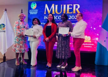 Felicia contreras dicta en el salvador charla sobre mujeres y buenas prácticas