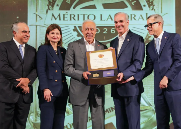 Félix garcía recibe galardón al mérito laboral por su aporte a la generación de empleos en rd