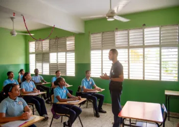 Comunidad educativa apoya iniciativa de de camps para regular celulares