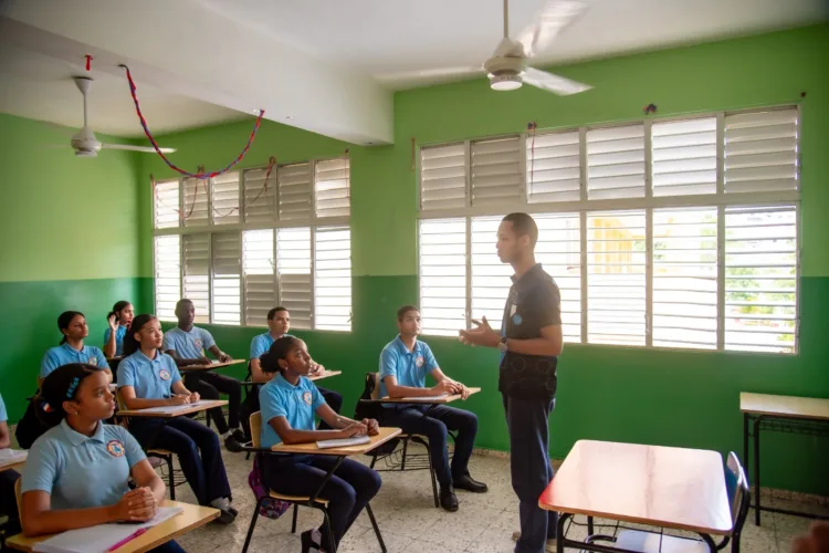 Comunidad educativa apoya iniciativa de de camps para regular celulares